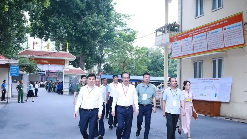 Bộ trưởng Hoàng Minh Sơn và đoàn công tác thăm Điểm thi Trường THPT Kim Động (Hưng Yên) trước giờ thi buổi sáng. Ảnh: ĐÌNH TUỆ
