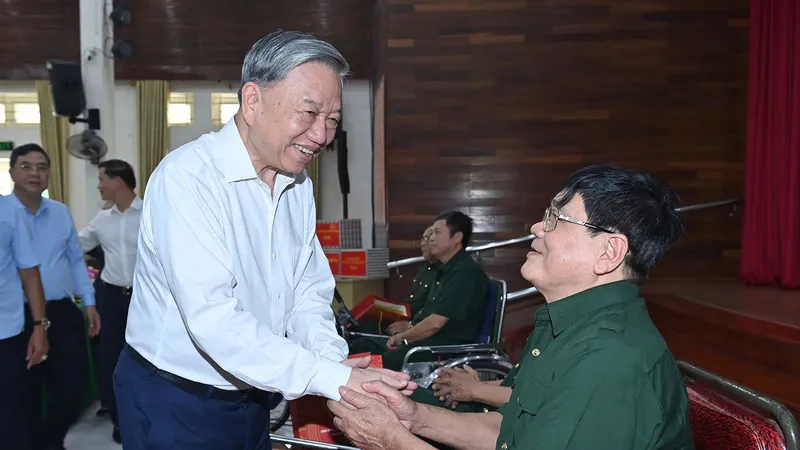 Tổng Bí thư, Chủ tịch nước Tô Lâm thăm hỏi và tặng quà cho thương binh, bệnh binh ở Trung tâm Điều dưỡng thương binh Thuận Thành (phường Ninh Xá, tỉnh Bắc Ninh), ngày 15-7-2025. Ảnh: VIẾT CHUNG