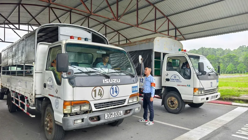 Các thí sinh chuẩn bị sát hạch lái xe. Ảnh: LAM HOÀNG