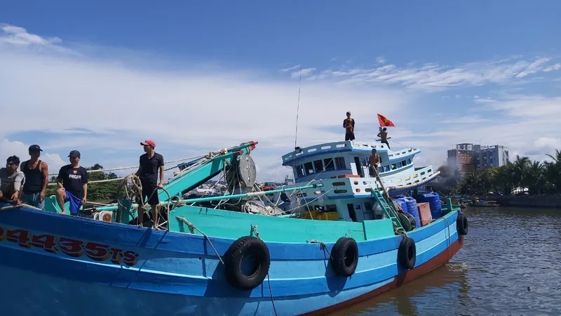 Tàu cá của ngư dân chuẩn bị ra khơi, khai thác hải sản trên vùng biển Tây Nam. Ảnh: HOÀNG TUẤN