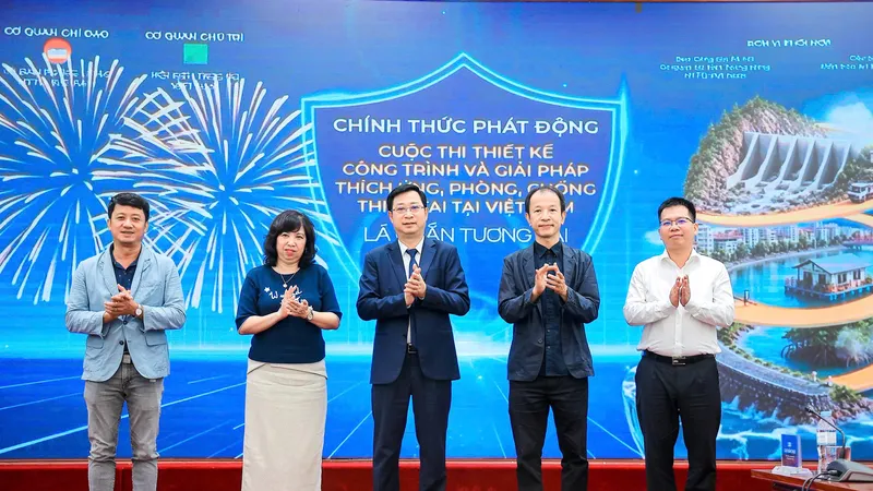 Các đại biểu thực hiện nghi thức phát động cuộc thi. Ảnh: DIỆP HƯƠNG