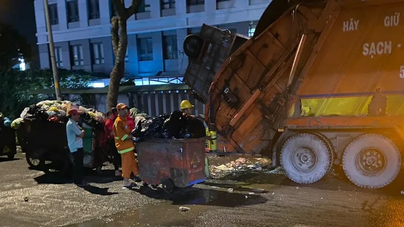 Điểm tập kết rác trên đường Nguyễn Thượng Hiền, phường 4, quận 3, TP.HCM. Ảnh: Thanh Hiền