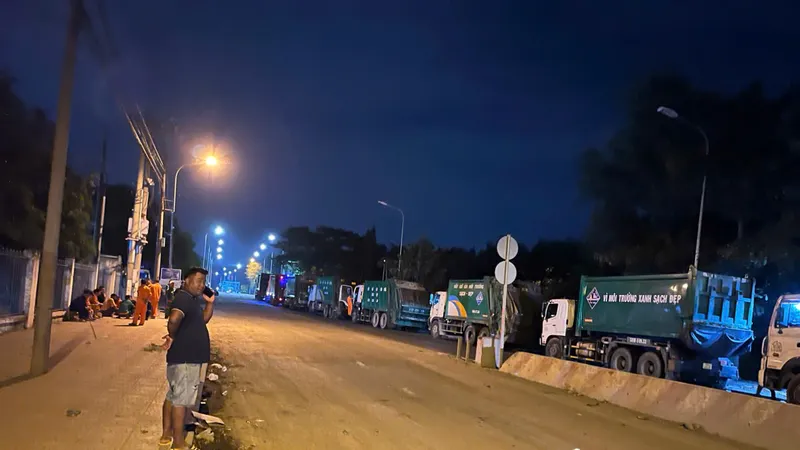 Nhiều xe rác bị ùn ứ vào tối ngày 23-1. Ảnh: CTV