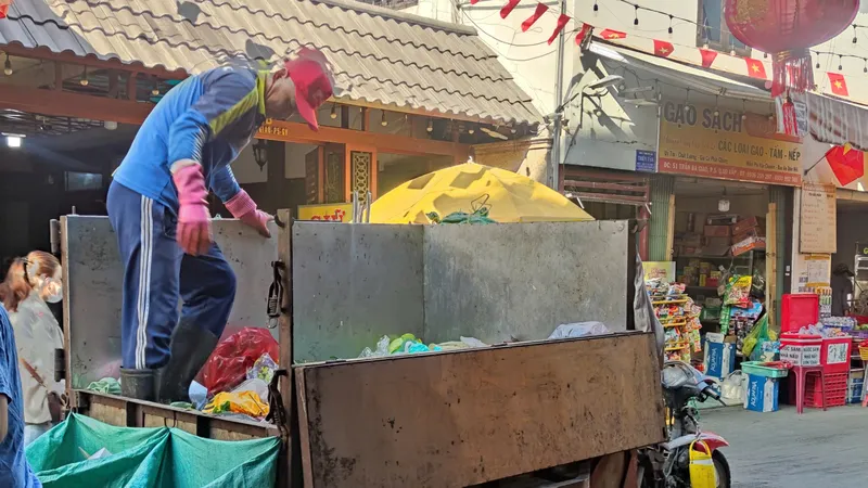 Đơn vị thu gom rác thải sinh hoạt tại phường 5, quận Gò Vấp, TPHCM. Ảnh: THANH HIỀN