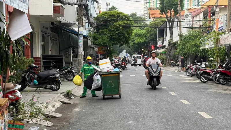 Công nhân thu gom rác thải sinh hoạt trên đường Nguyễn Hậu, phường Tân Thành, quận Tân Phú. Ảnh: Thanh Hiền