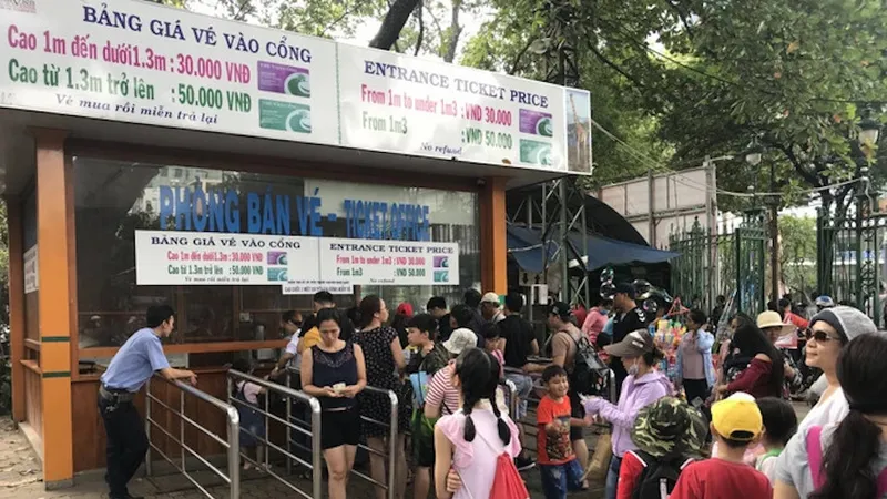 Du khách mua vé vào tham quan Thảo Cầm viên Sài Gòn. Ảnh: HOÀNG HÙNG