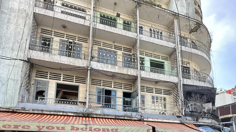 Chung cư 155-157 đường Bùi Viện, TPHCM đã xuống cấp. Ảnh: THANH HIỀN