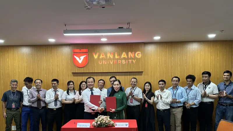 Buổi lễ ký kết hợp tác Đài Khí tượng thủy văn khu vực Nam bộ với Trường Đại học Văn Lang. Ảnh: THANH HIỀN