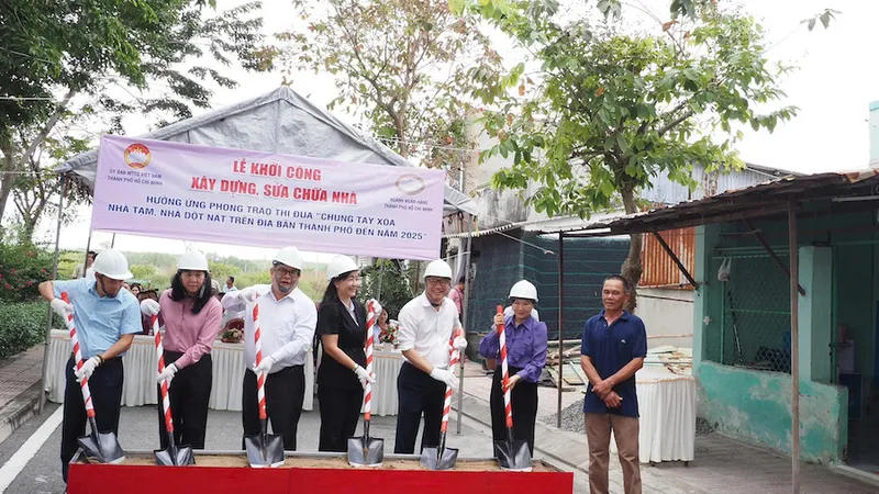 Khởi công sửa nhà cho người dân tại huyện Cần Giờ. Ảnh: HOÀNG HÙNG