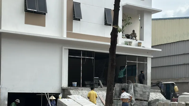 Công trình xây dựng nhà cao tầng tại hẻm đường Phan Văn Trị, phường 1, quận Gò Vấp, TPHCM. Ảnh: THANH HIỀN