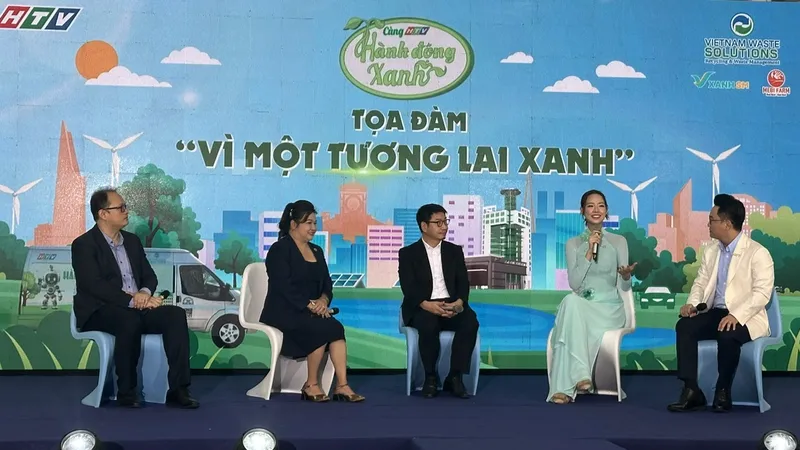 Các khách mới chia sẻ câu chuyện chuyển đổi xanh. Ảnh: THANH HIỀN