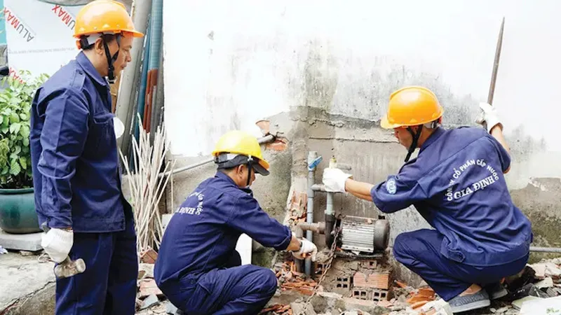 Ngành cấp nước TPHCM hỗ trợ người dân trám lắp giếng khoan. Ảnh: PT