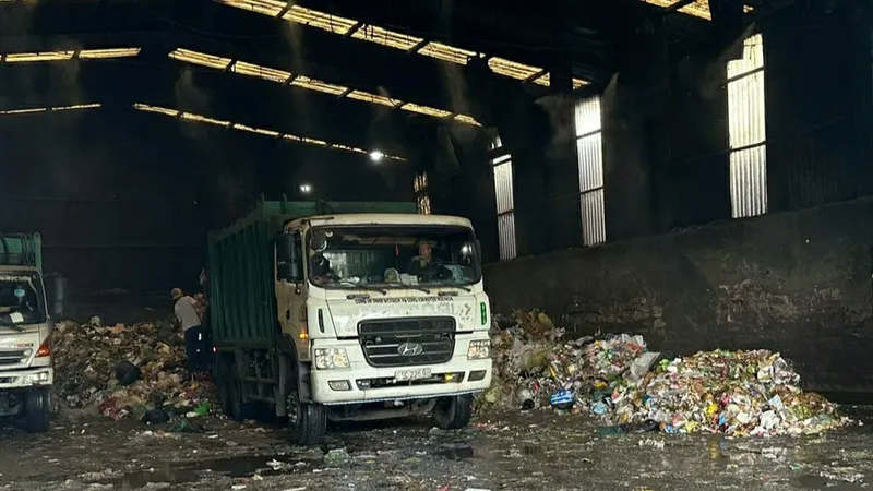 Điểm trung chuyển rác tại xã Bà Điểm, TPHCM. Ảnh: THANH HIỀN