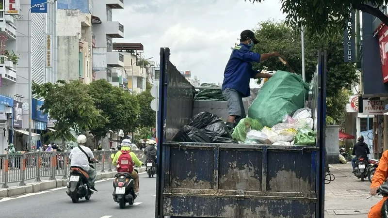 Đơn vị thu gom rác trên địa bàn phường Hạnh Thông, TPHCM. Ảnh: THANH HIỀN