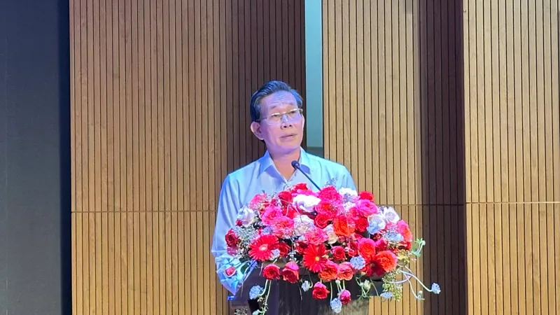 GS.TS. Sử Đình Thành, Giám đốc Đại học Kinh tế TPHCM phát biểu tại hội thảo. Ảnh: THANH HIỀN