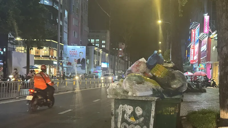 Rác thải sinh hoạt được tập kết trên đường Nguyễn Thị Minh Khai, quận 3. Ảnh: Thanh Hiền