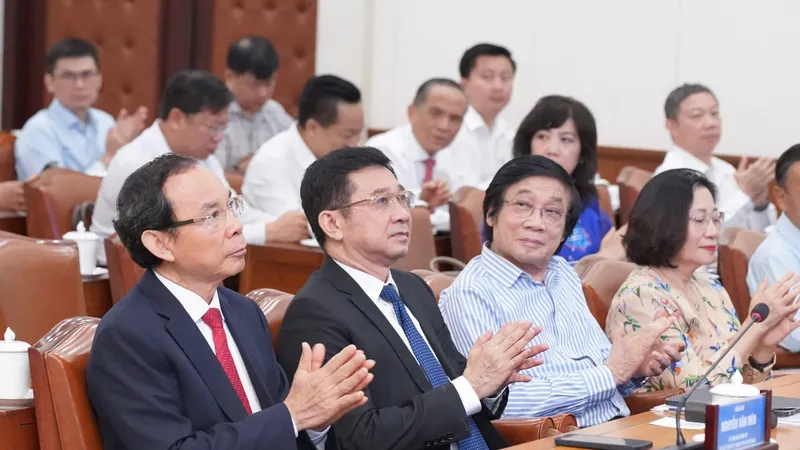 Bí thư Thành ủy TPHCM Nguyễn Văn Nên cùng lãnh đạo TPHCM tham dự hội nghị. Ảnh: HOÀNG HÙNG