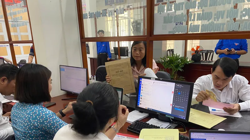 Người dân đến Trung tâm Phục vụ hành chính công phường Vũng Tàu thực hiện thủ tục hành chính. Ảnh: NÔNG NGÂN
