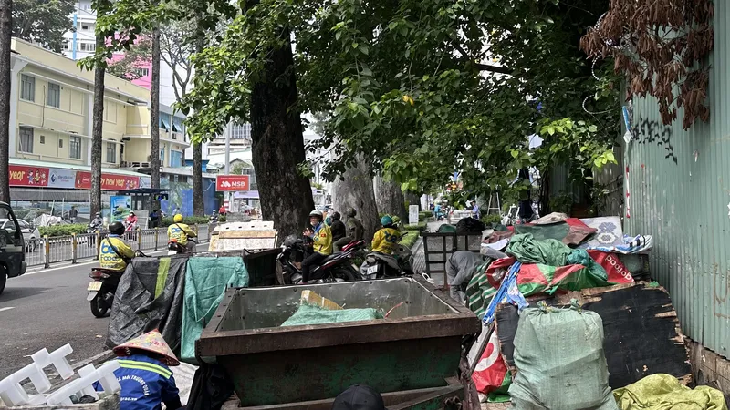 Đơn vị thu gom rác tại phường Bàn Cờ, TPHCM. Ảnh: THANH HIỀN