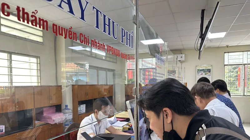 Người dân đến thực hiện thủ tục hành chính liên quan đến đất tại phường Gò Vấp, TPHCM. Ảnh: THANH HIỀN