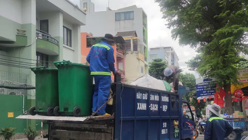 Đơn vị thu gom rác thải sinh hoạt trên địa bàn phường Tân Bình, TPHCM. Ảnh: THANH HIỀN