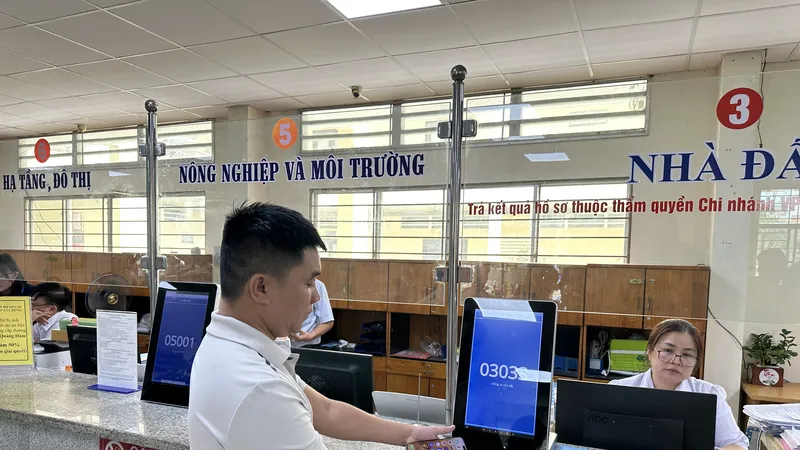 Người dân đến làm thủ tục về nhà đất tại Trung tâm Phục vụ hành chính phường Gò Vấp, TPHCM