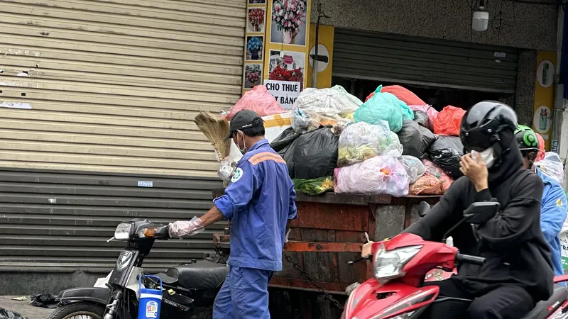 Nhân viên thu gom rác thải sinh hoạt tại phường Nhiêu Lộc, TPHCM. Ảnh: THANH HIỀN