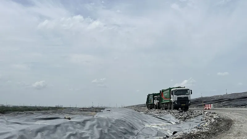 Một góc khu xử lý rác Đa Phước, xã Hưng Long, TPHCM. Ảnh: THANH HIỀN 