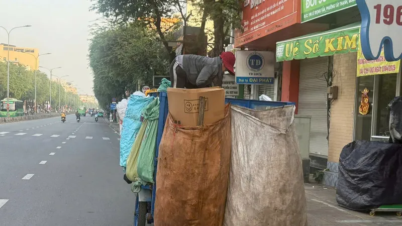 Đơn vị thu gom rác trên đường Lê Trọng Tấn, phường Tây Thạnh, TPHCM
