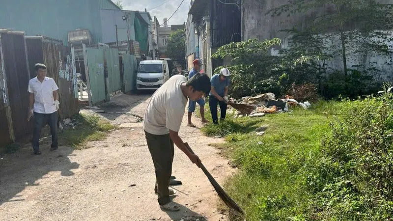 Các cán bộ xã Vĩnh Lộc, TPHCM ra quân dọn vệ sinh trên địa bàn xã. Ảnh: THANH HIỀN