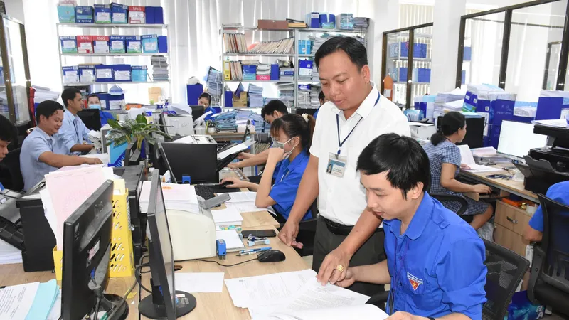Cán bộ - công chức làm việc tại Chi nhánh Văn phòng đăng ký đất đai số 36 theo quyết định mới. Ảnh: QUANG VŨ
