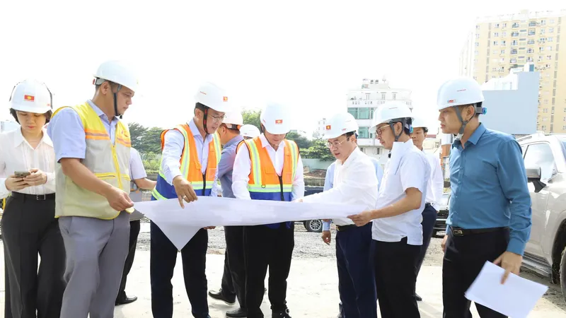 Đoàn giám sát Bộ Xây dựng đang giám sát tại dự án nhà ở cho lực lượng công an tại đường Nguyễn Văn Quá. Ảnh: THANH HIỀN