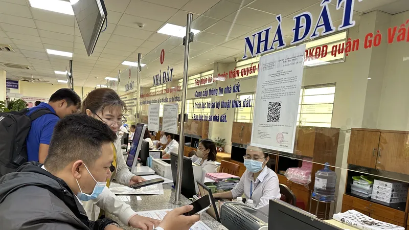Người dân đến UBND phường Gò Vấp (TPHCM) làm thủ tục liên quan đến nhà đất. Ảnh: THANH HIỀN