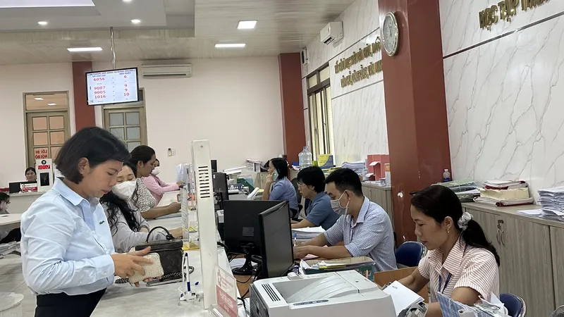 Người dân đến liên hệ làm việc tại UBND phường Tân Bình, TPHCM. Ảnh: THANH HIỀN
