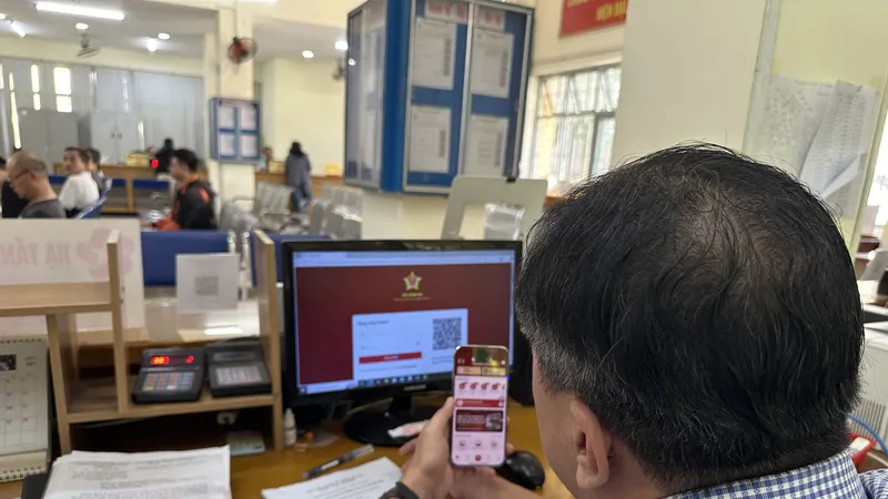  Cán bộ phường Thông Tây Hội, TPHCM đang thực hiện tiếp nhận hồ sơ trực tuyến. Ảnh: THANH HIỀN