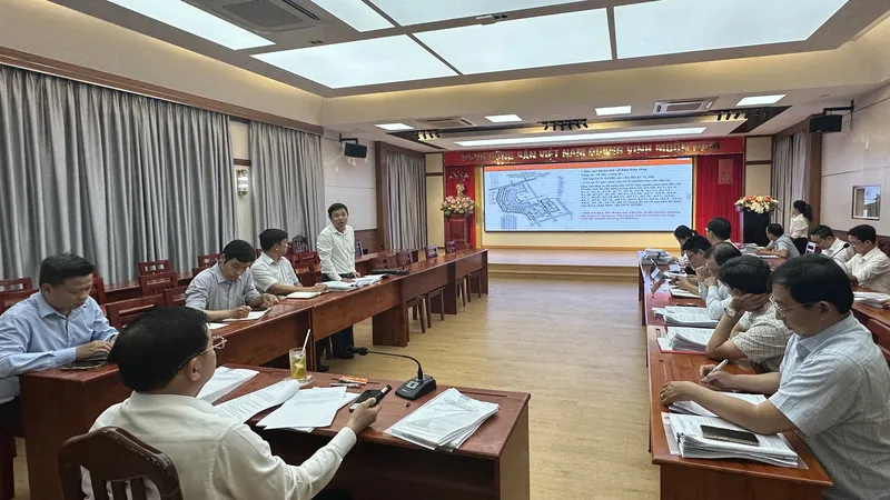 Tổ Công tác 1645 làm việc với các chủ đầu tư vào chiều ngày 5-11. Ảnh: THANH HIỀN