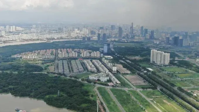 Một góc TPHCM. Ảnh: HOÀNG HÙNG