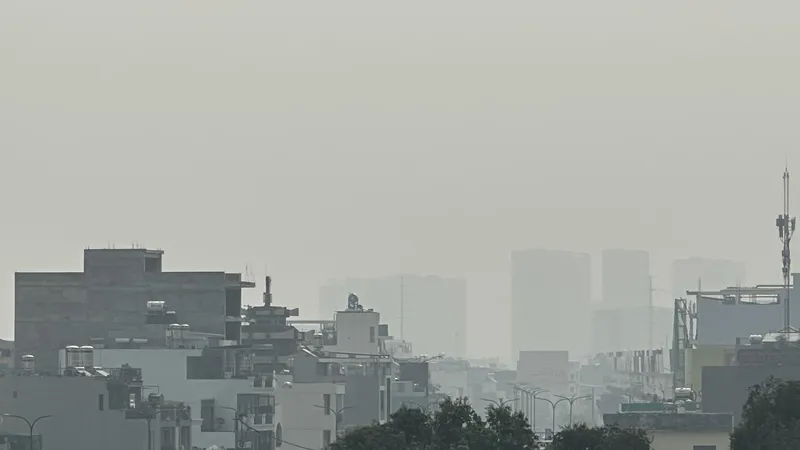 TPHCM xuất hiện lớp sương mù,"báo động đỏ" ô nhiễm môi trường 