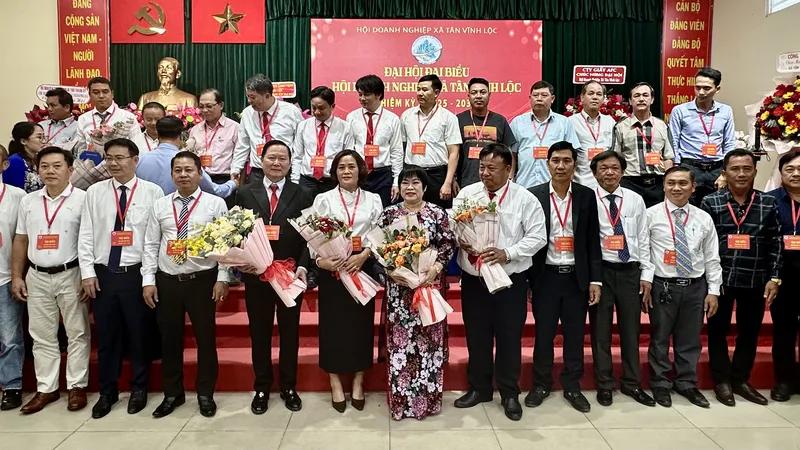 Ban chấp hành Hội Doanh nghiệp xã Tân Vĩnh Lộc nhiệm kỳ 2025-2030 ra mắt đại hội. Ảnh: THANH HIỀN