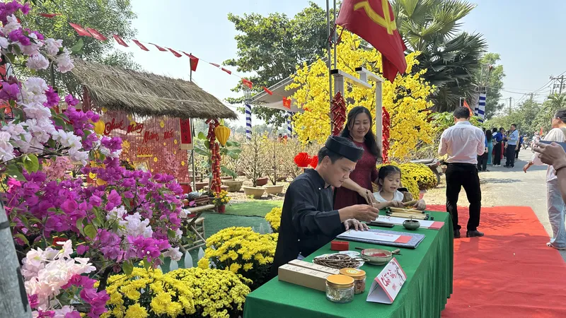 Người dân đến tham quan tại buổi khai mạc đường hoa mai vàng Bình Lợi. Ảnh: THANH HIỀN