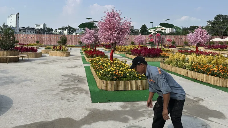 Vườn hoa tại 152 Trần Phú, phường Chợ Quán. Ảnh: THANH HIỀN