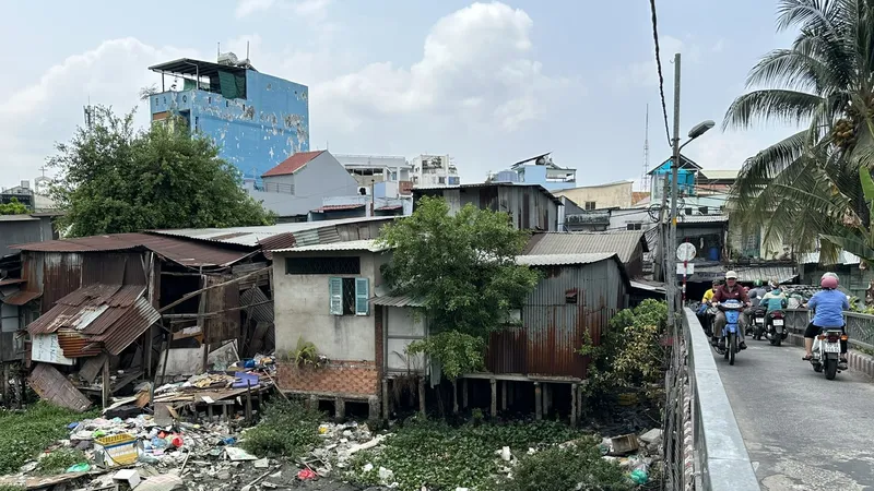 Những căn nhà ven rạch Xuyên Tâm, TPHCM đang được giải tỏa để thực hiện dự án. ẢnH: THANH HIỀN