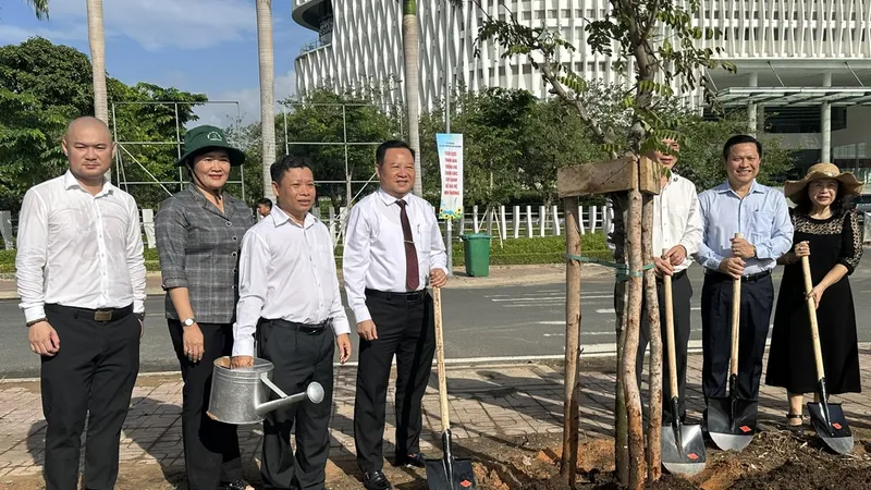 Lãnh đạo Sở Xây dựng TPHCM trồng cây tại lễ phát động trồng cây đời đời nhớ ơn Bác Hồ. Ảnh: THANH HIỀN