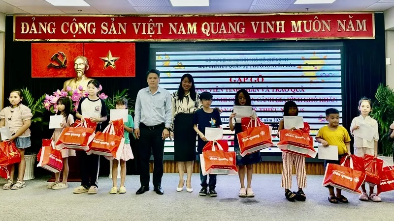 Lãnh đạo phường Xuân Hòa trao quà cho các em thiếu nhi tại chương trình. Ảnh: THANH HIỀN