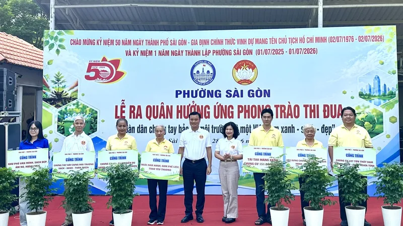 Lễ ra quân thực hiện Phong trào thi đua “Toàn dân chung tay bảo vệ môi trường, vì một Việt Nam xanh – sạch – đẹp” tại phường Sài Gòn. Ảnh: THANH HIỀN