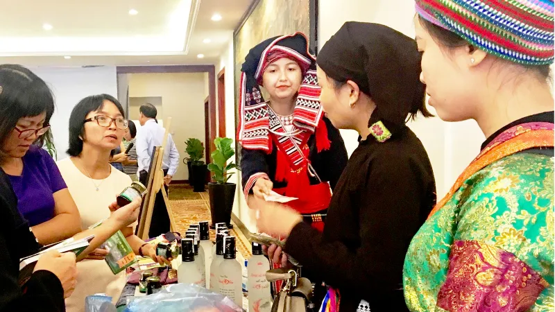 Du khách tham quan, mua đặc sản trực tiếp tại gian hàng giới thiệu sản phẩm của tỉnh Hà Giang sáng 21-7