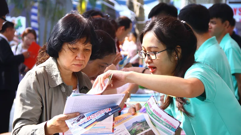 Du khách tìm hiểu, đặt mua tour tại Ngày hội Du lịch TPHCM 2018