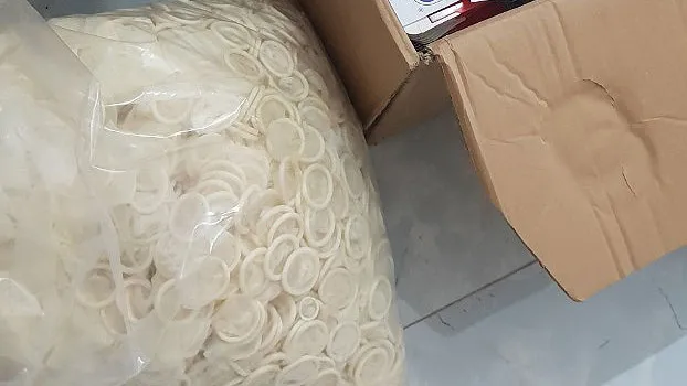Phát hiện hàng trăm ngàn bao cao su nghi giả thương hiệu