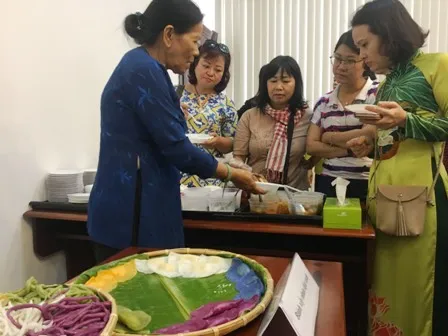 Nghệ nhân Trương Thị Chiều (góc trái) đang giới thiệu các loại bánh tới khách mời trưa 5-3