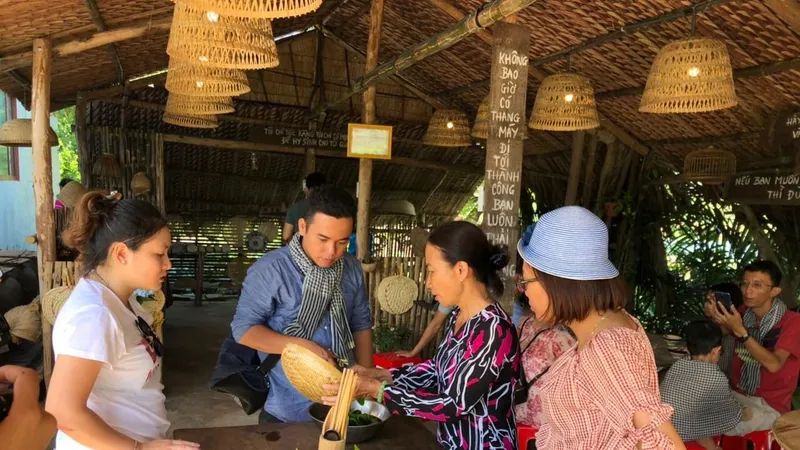 Du khách tìm hiểu quy trình làm bánh tại nhà dân ở ĐBSCL